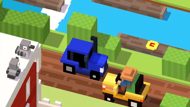 Schermata di Crossy Road: personaggio a voxel su un trattore giallo tra binari e prati
